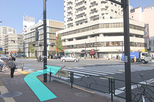 交差点を対角に渡る