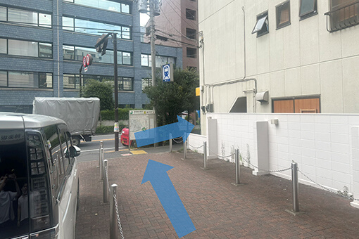 地上へ出たら右方向へ進みます