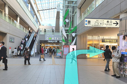 改札を出て右側の南口へ進みます