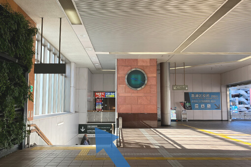 左の下り階段を下ります