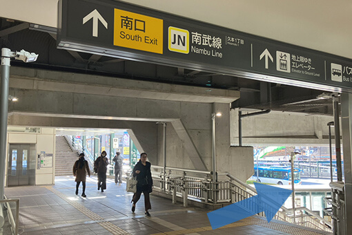 すぐ右手にある階段を下ります