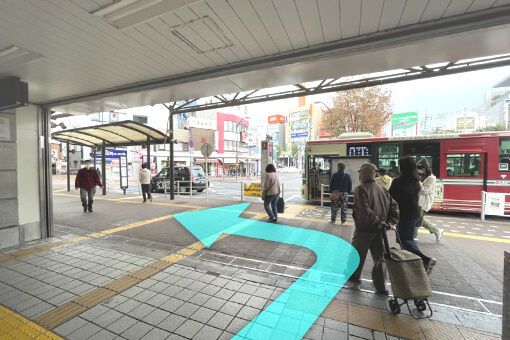 北口を左へ曲がり直進する