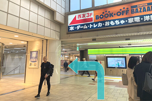 ニューデイズを左へ曲がり階段を降ります