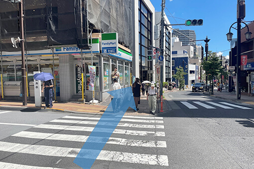 外へ出たら左手(ファミリーマート)方向へ直進します