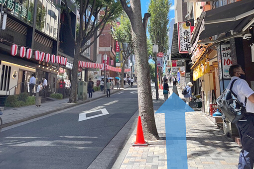 外へ出たら右手(ラーメン屋)方向へ直進します