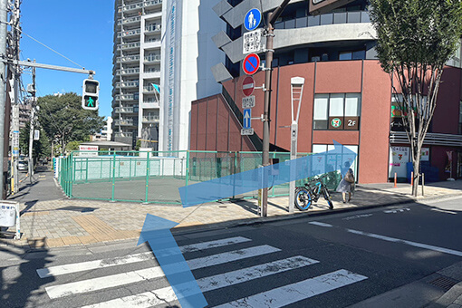 交差点を渡り右手(セブンイレブン)方向へ進みます