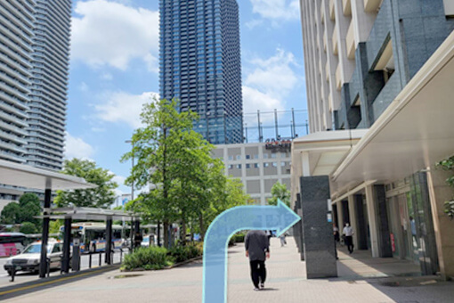 突き当りを右に曲がります