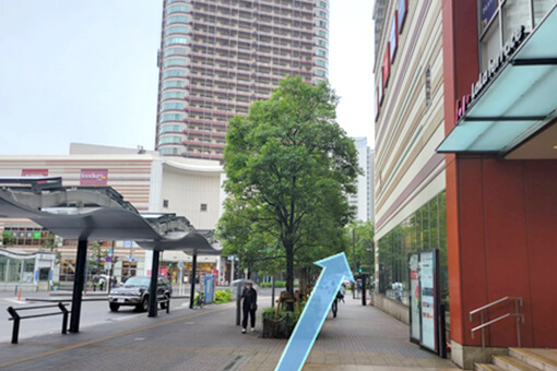 ららテラスを右手に見ながら直進します