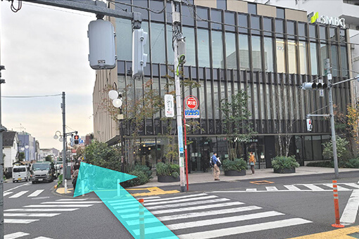 横断歩道を三井住友銀行方面へ渡ります