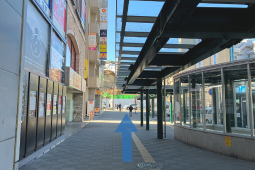 階段を下りたら左手に曲がり少し直進するとピラティス・ EMS専門スタジオ Evolv(エボルブ)溝の口店があります