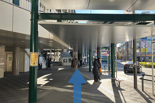 階段を下りたら左手に進み、ロータリー沿いに直進します