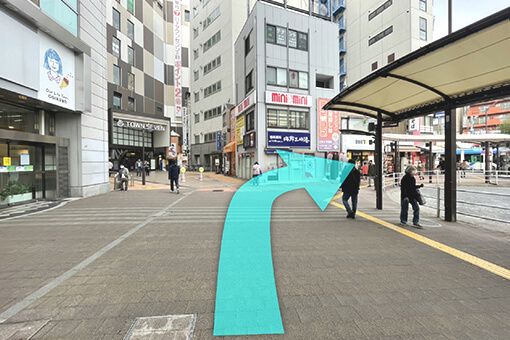 バスロータリー沿いに右方向へ道なりに進む