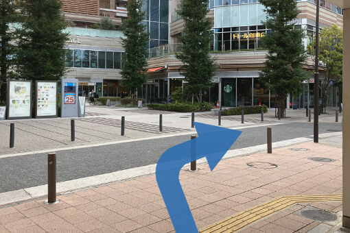 東急武蔵小山駅の東口を出たら右手へ進む