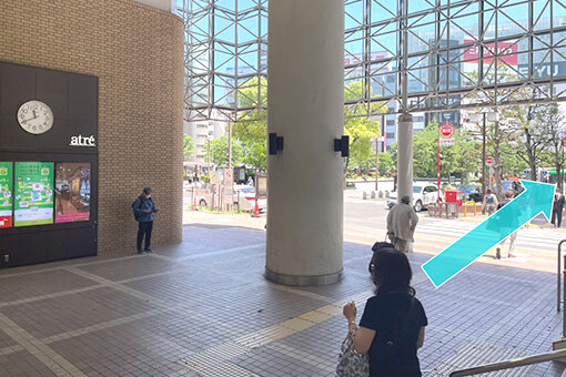 階段を降りたら右方向へ進みます