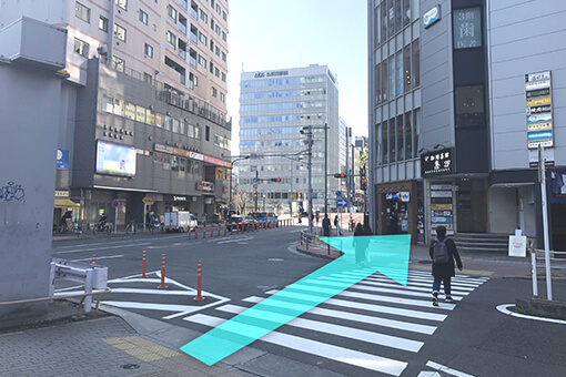 横断歩道を右へ曲がり直進し”おおさきはし”を通過する