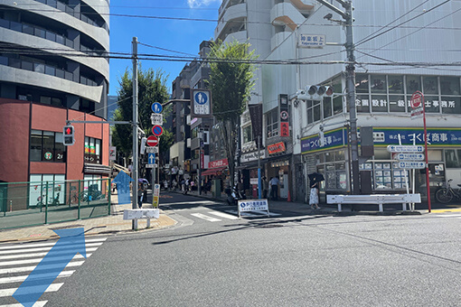 神楽坂上交差点を渡り直進します