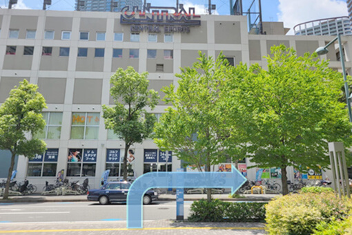 横断歩道を渡りまっすぐ進みます