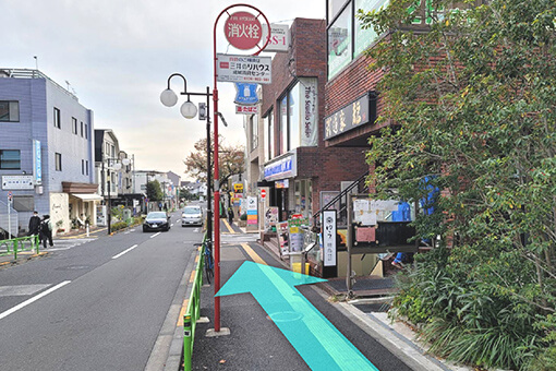 三井住友銀行を右側に見ながらまっすぐ歩いていきます