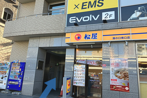 エレベーターで2階までお越しください