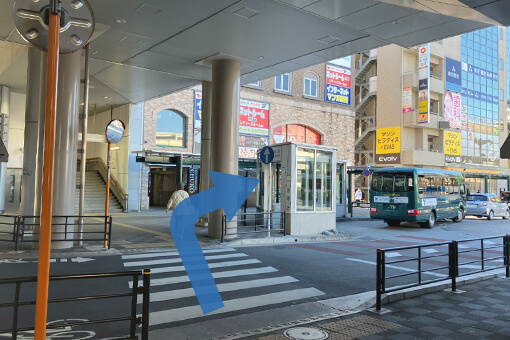 横断歩道を渡り右手に進みます