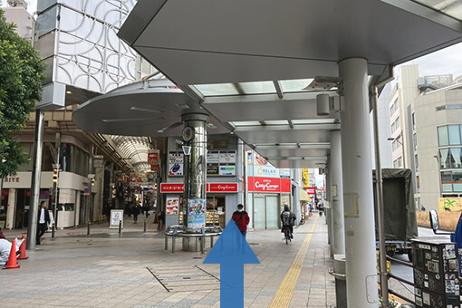 商店街の入り口にあるコージーコーナーのビル3階がピラティス・ EMS専門スタジオ Evolv(エボルブ)武蔵小山店です