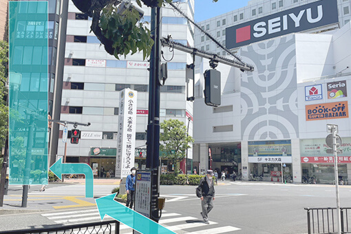 横断歩道を2度渡ります