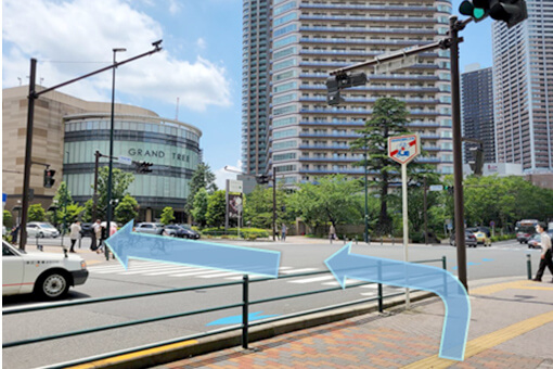 少しすると左手にClassense武蔵小杉があります。エレベーターで2階へ上がりましたら右手にEvolv武蔵小杉店がございます