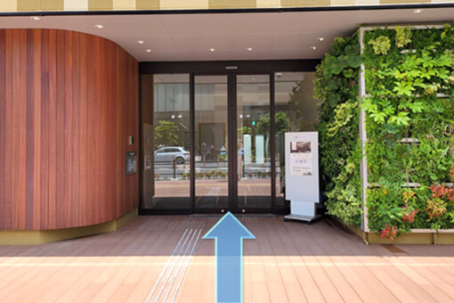 建物内に入り、エレベーターで2階へ上がりましたら右手にEvolv武蔵小杉店がございます