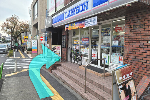 ローソンの左側にEvolv(エボルブ)成城学園前店がございます