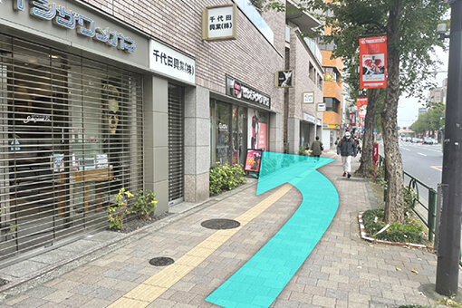 青梅街道沿いの左手側、メガネ屋さん(イシザワメガネ)の右隣にピラティス・ EMS専門スタジオ Evolv(エボルブ)荻窪店があります