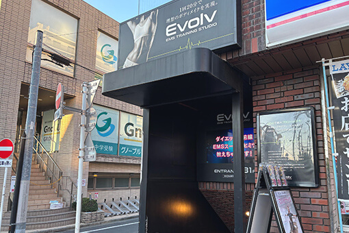 店舗入口から地下へ続く階段を降りてください